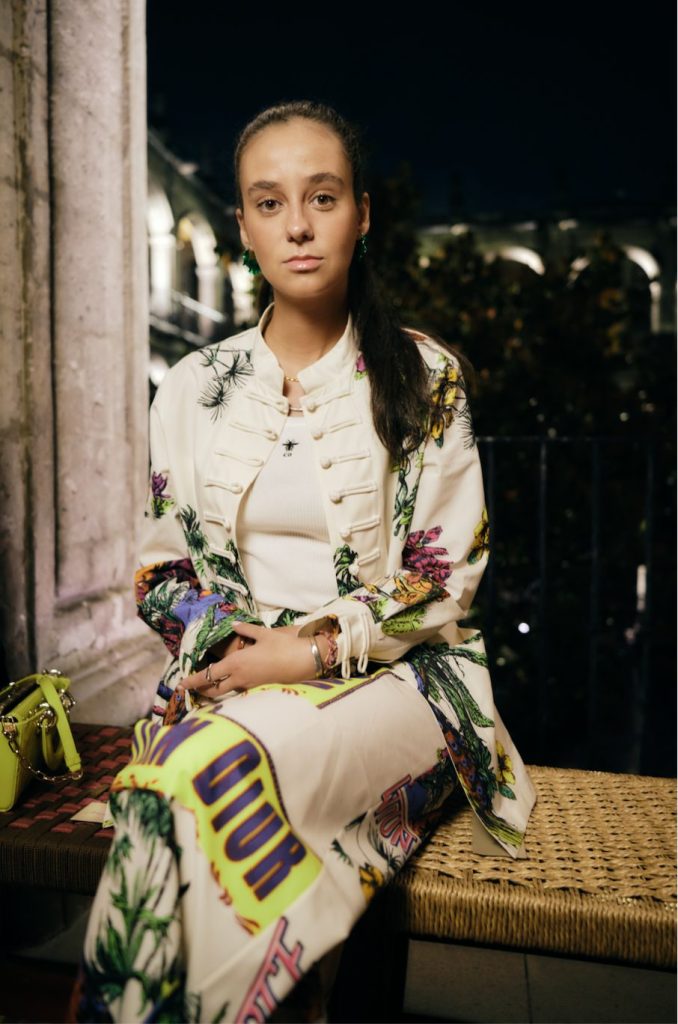 ¿Dónde se puede conseguir el top Dior blanco de tirantes de punto de canalé cien por cien de algodón que luce Victoria Federica?