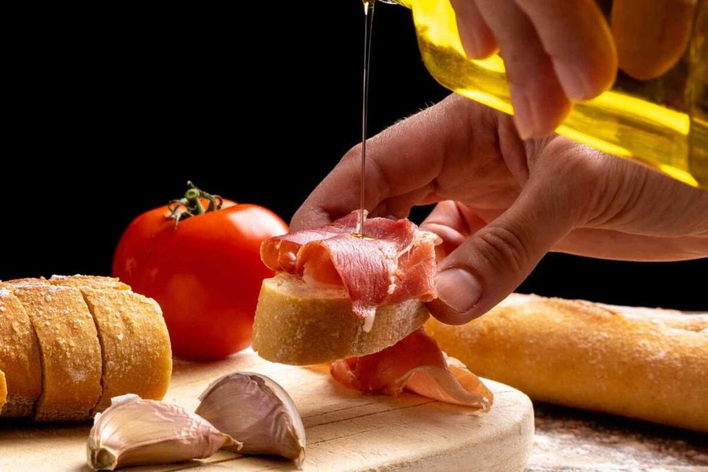 Preparación del bocadillo de jamón ibérico con tomate y aceite