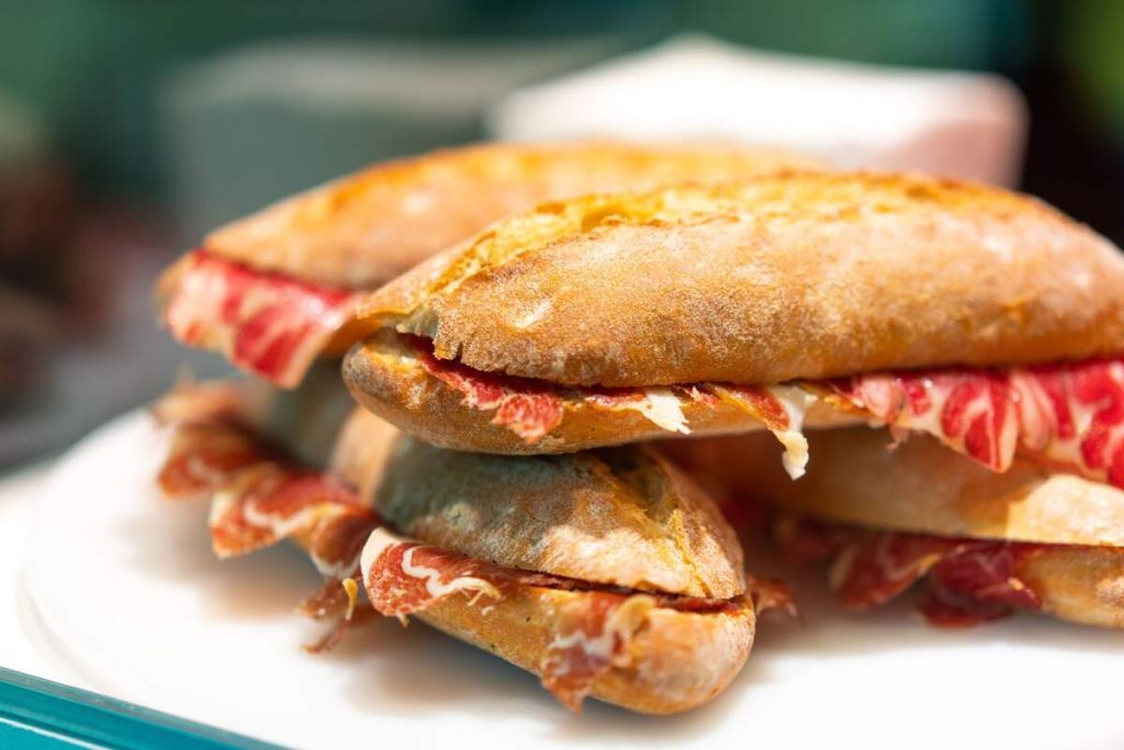 Ingredientes del bocadillo de jamón ibérico con tomate y aceite para 1 persona