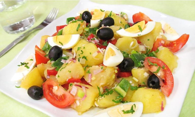 El truco para una ensalada campera mejor que la ensaladilla rusa