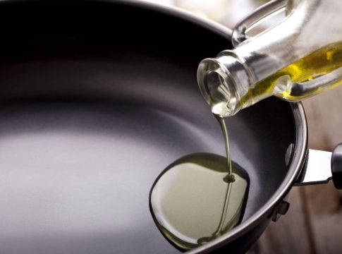 En una cacerola coloca aceite de oliva Cómo cocinar una sopa de verduras sabrosa y sana
