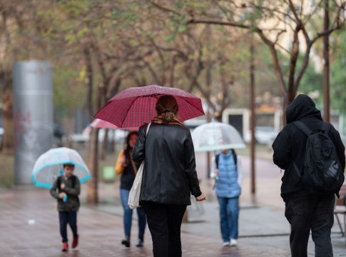 EuropaPress_5193526_varias_personas_paraguas_pasean_calles_ciudad_12_mayo_2023_barcelona Lluvia