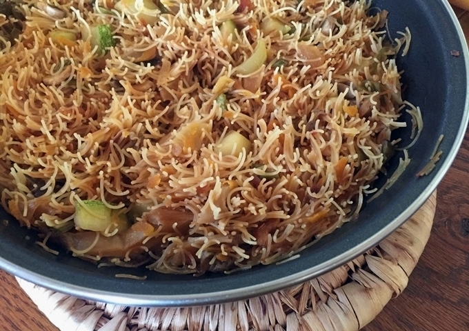 Cómo preparar una fideuá con verduras que vuelva locos a los veganos