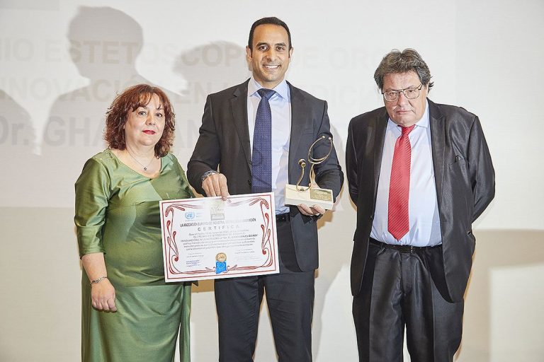 El doctor Ghassan Elgeadi recibe el premio Estetoscopio de Oro a la Innovación en la Medicina