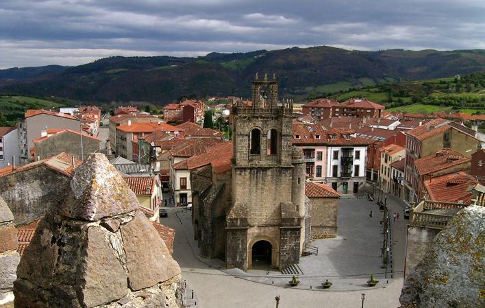 La Colegiata de San María La Mayor, en Salas, Asturias