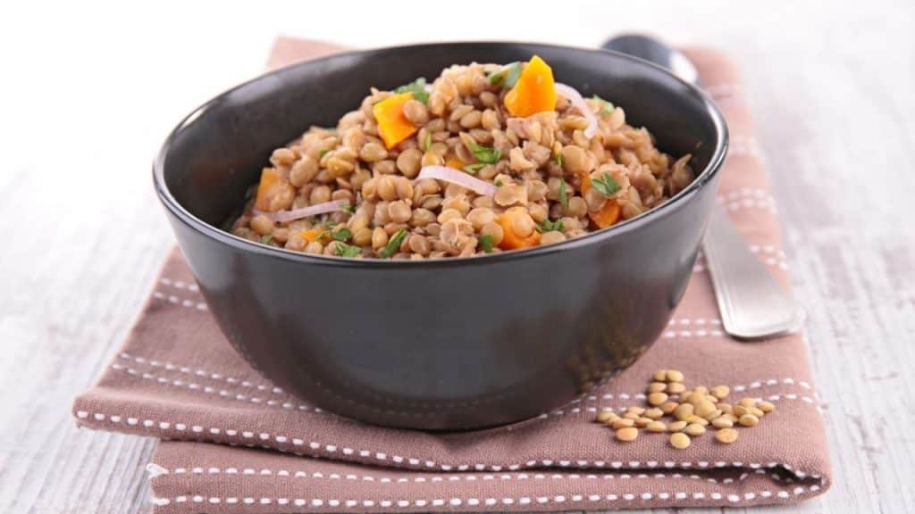 Ingredientes necesarios para preparar la ensalada de lentejas