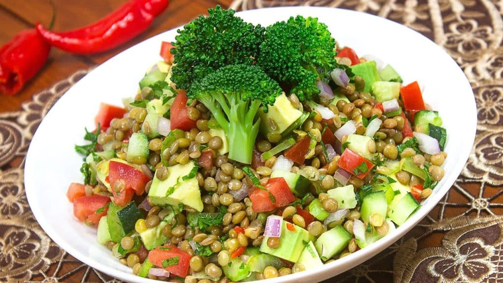 ¿Qué otros ingredientes puedo agregar a la ensalada de lentejas?