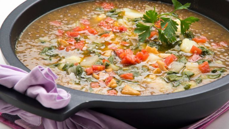 Lentejas con acelgas: cómo prepararlas para que estén sanar y no engorden