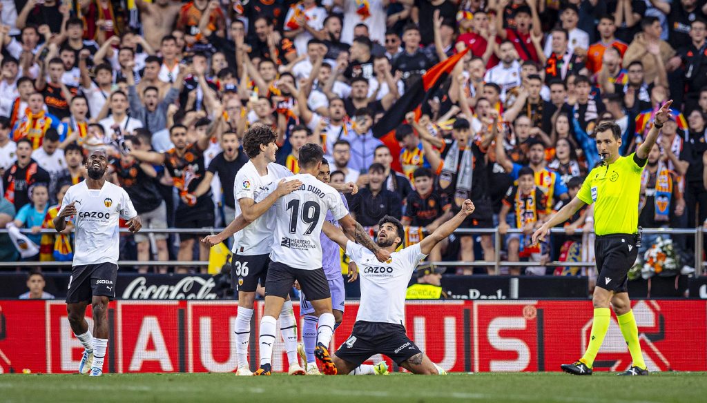 La contundente respuesta de Mestalla a las polémicas de Vinícius 59 Los cien años del estadio