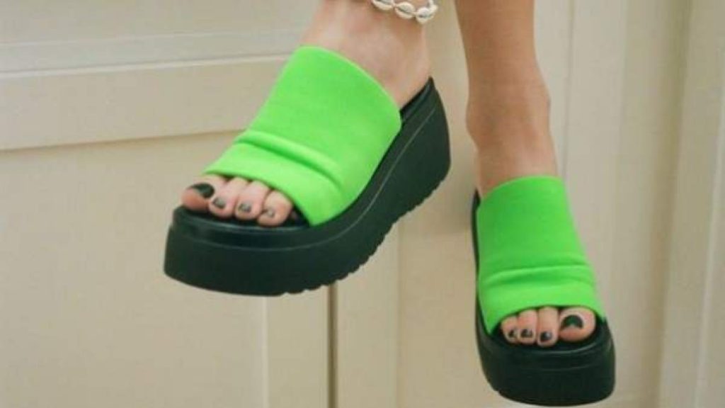 ¿Cuáles son los problemas más comunes que pueden surgir al usar sandalias con frecuencia?