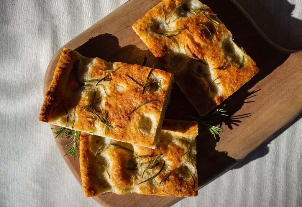 Mezcla el agua con la levadura