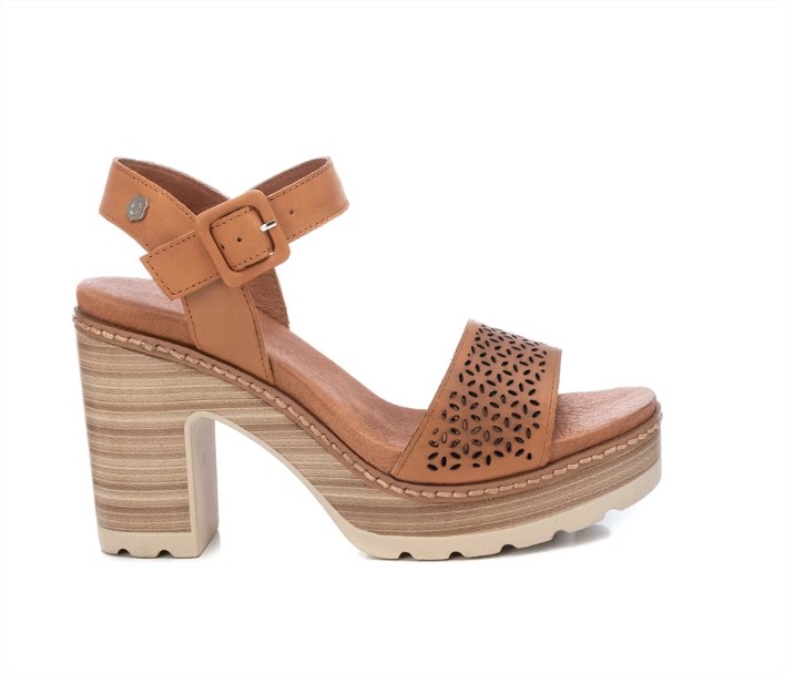 Sandalias de tacon de mujer de piel color camel con cierre de hebilla