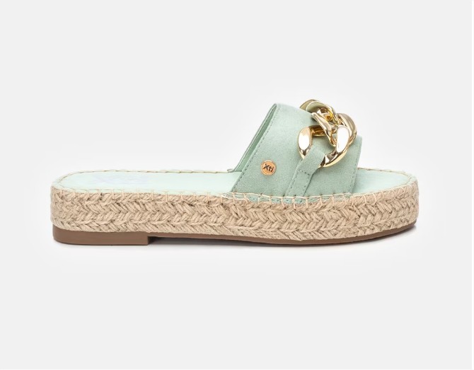 Sandalias planas de mujer color verde con cadena decorativa