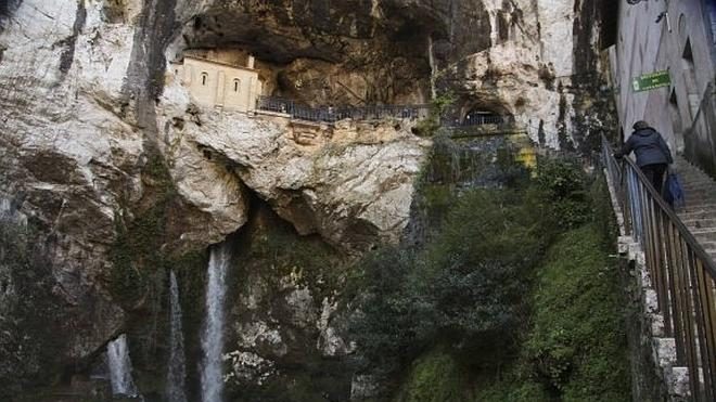 Santa Cueva de Covadonga en Asturias