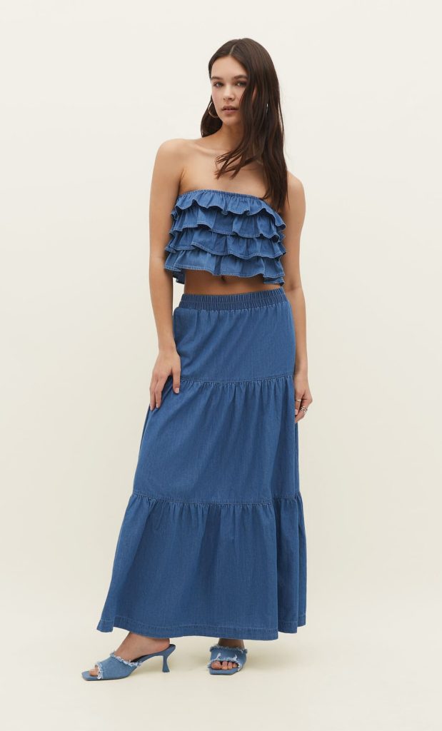 Nuevo conjunto de Stradivarius de estilo denim con el que captarás todas las miradas 52 Falda campesina estilo denim de Stradivarius