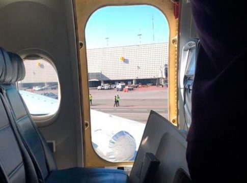 Un pasajero crea el caos tras abrir la puerta del avión en pleno vuelo