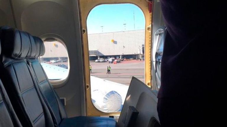 Un pasajero crea el caos tras abrir la puerta del avión en pleno vuelo