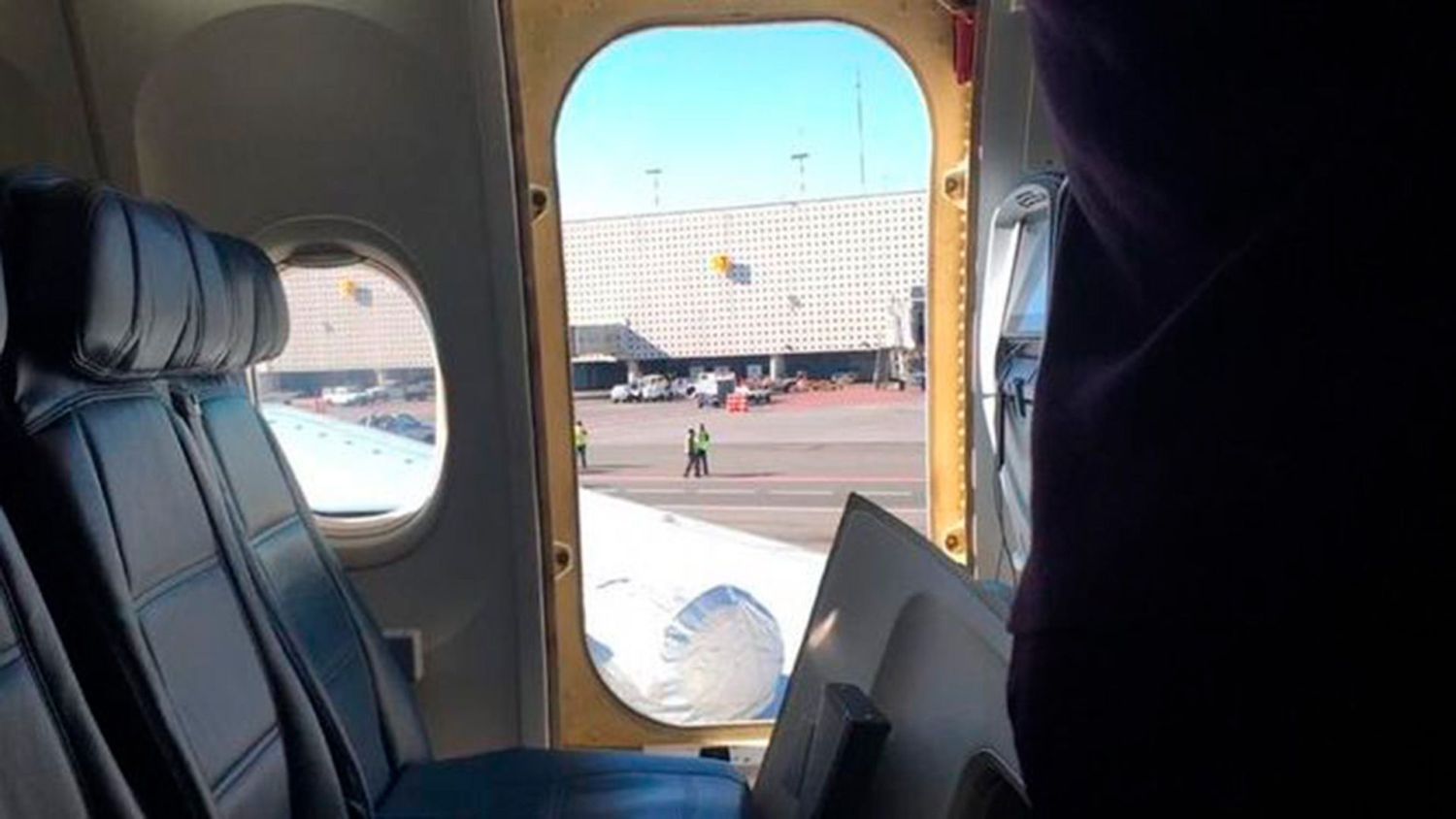 Un pasajero crea el caos tras abrir la puerta del avión en pleno vuelo