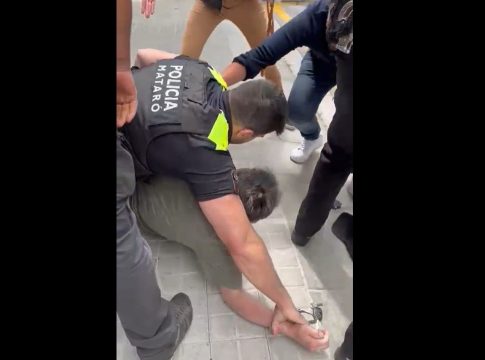 Un señor recoge a su madre con Alzheimer, y recibe una paliza de la Policía Local Un señor recoge a su madre con Alzheimer, y recibe una paliza de la Policía Local