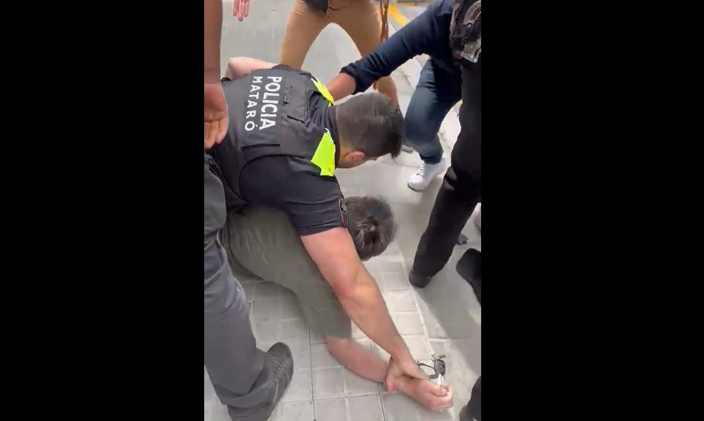 Un señor recoge a su madre con Alzheimer, y recibe una paliza de la Policía Local Un señor recoge a su madre con Alzheimer, y recibe una paliza de la Policía Local