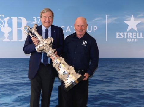 Villavecchia (Estrella Damm) & Dalton (America's Cup) con el trofeo
