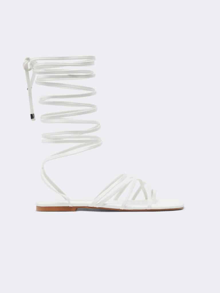 Y por supuesto, las sandalias planas atadas de Lefties