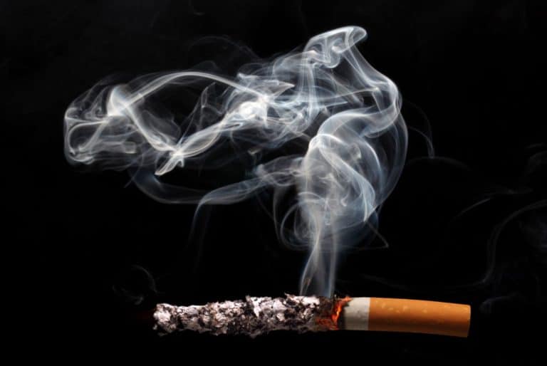 La exposición al humo de tabaco ambiental se asocia con el 1,5% de las muertes por cáncer de pulmón, según un estudio