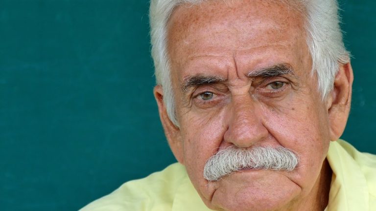 La psicología explica que las personas desagradables al envejecer ya mostraban estas señales de jóvenes (y cómo cambiarlo)