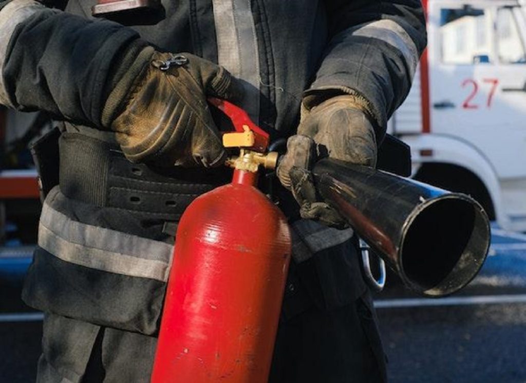 El debate sobre los coches eléctricos y su riesgo real de incendio
