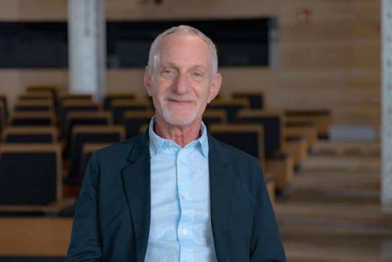 Ser feliz es una “tarea pendiente” con solución a tu alcance: Robert Waldinger explica el secreto de la felicidad