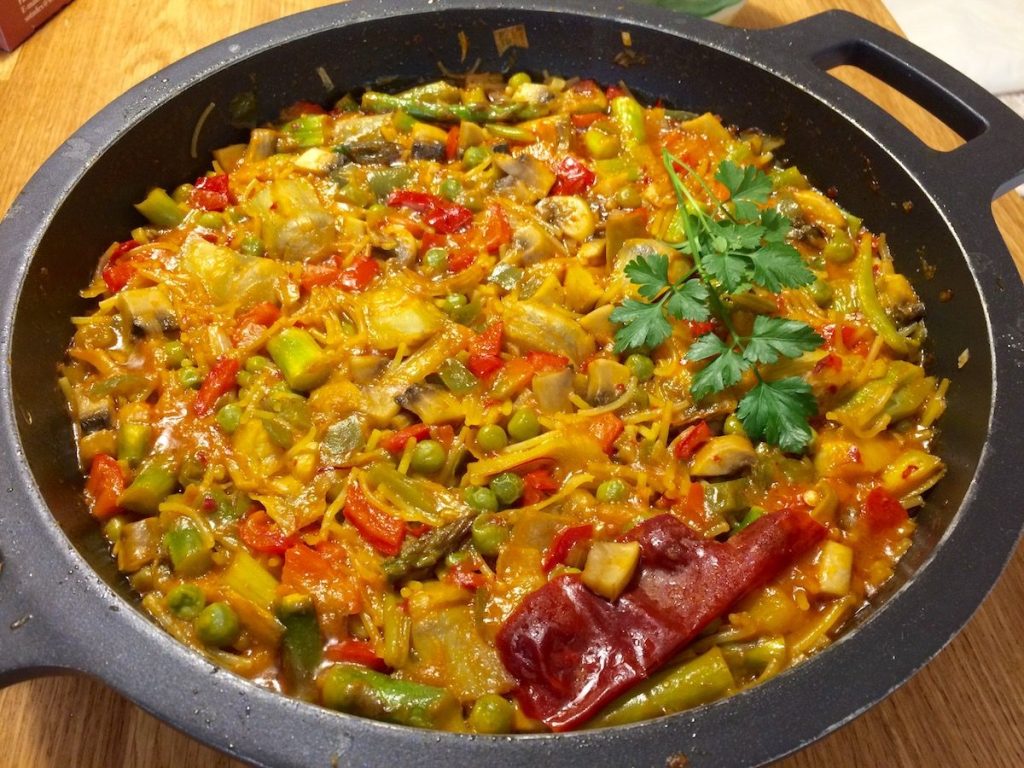 Cómo preparar una fideuá con verduras que vuelva locos a los veganos 133 La versatilidad de la fideuá de verduras