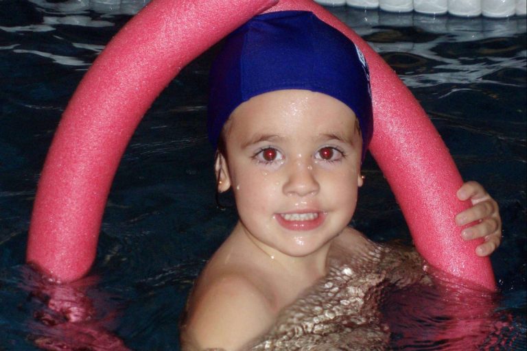 Beneficios de las clases de natación para poblaciones especiales en el gimnasio Mabuni de Vallecas