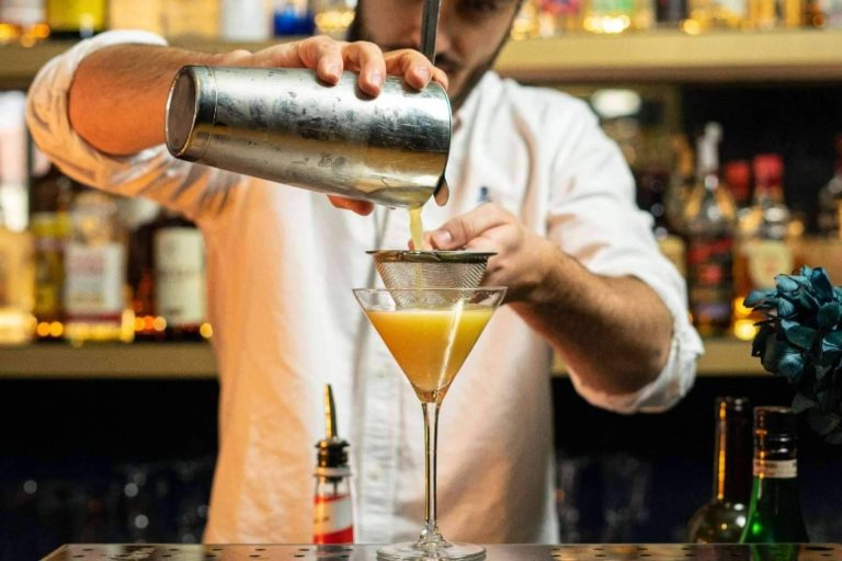 Descubriendo las claves y secretos que hacen famoso al Curso de Bartender Profesional de la Escuela de Coctelería de Madrid (ESCOM)