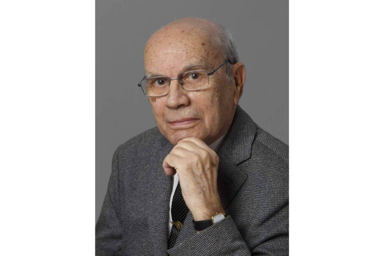 ‘Dichos coloquiales, refranes, aforismos, proverbios y citas’, publicado por Gustavo C. Carrasco