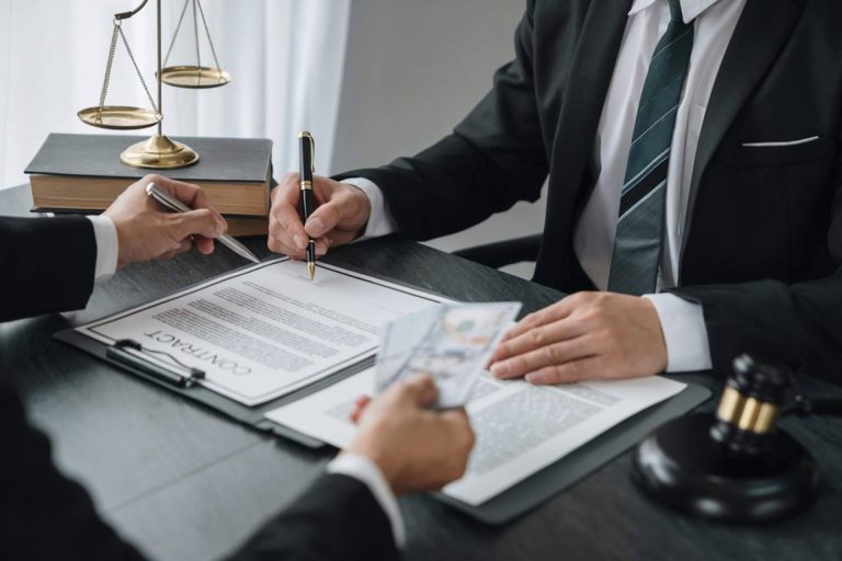 Jubilado de 67 años consigue la cancelación de una deuda de 32.000 euros en Barcelona