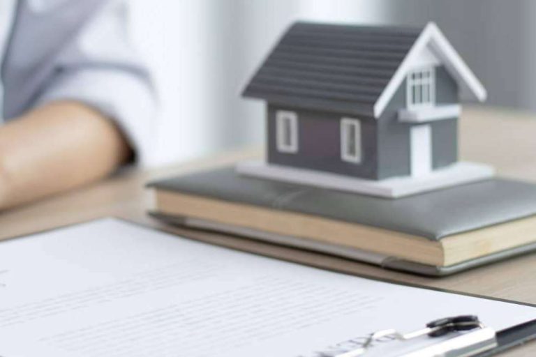 ¿Es legal prohibir el uso de zonas comunes (piscina, tenis, etc...) a los vecinos morosos?