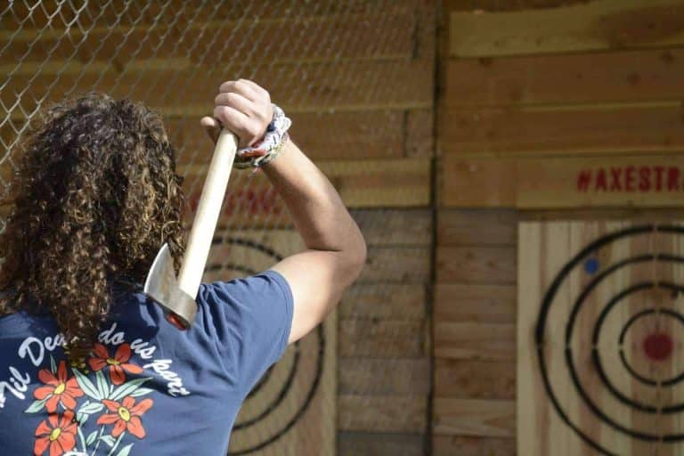 Axestral y su oferta de juegos al más puro estilo norteamericano, como el lanzamiento de hachas, para empresas