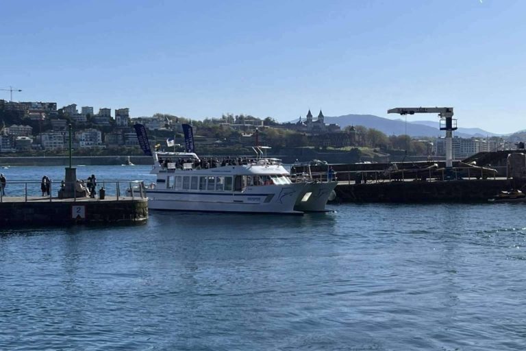 Descubrir la costa de San Sebastián a bordo del catamarán Ciudad de San Sebastián
