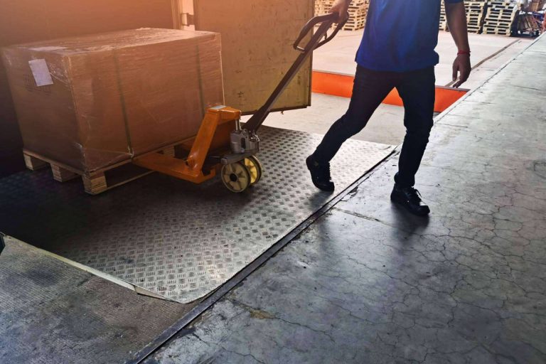 Aprender a operar con maquinaria portuaria, con la formación de Training Maquinaria