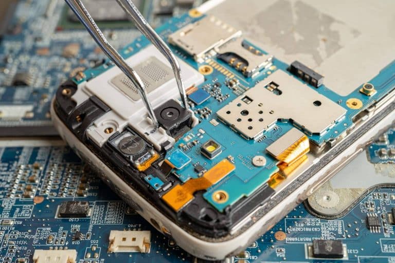 Reparar un teléfono móvil en casa o en tienda con la solución rápida y eficiente de Mundo del Móvil