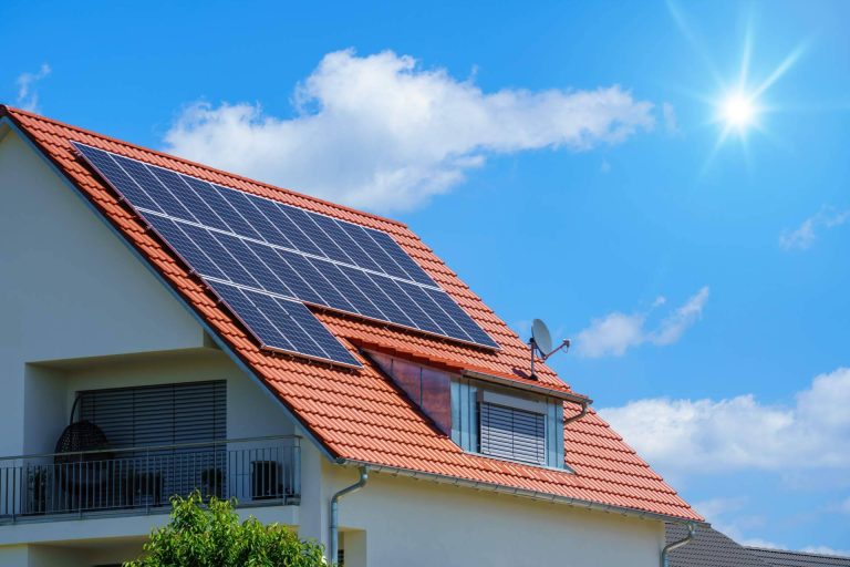 Energíasolarfotovoltaica.org indica cuántos paneles solares fotovoltaicos se necesitan en una casa