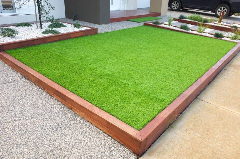 Es posible disfrutar del verano al máximo con el césped artificial para piscinas de JardinVertical.es