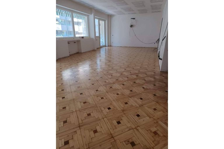 AG Pavimentos ofrece barniz resistente apto para pabellones deportivos y restaurantes