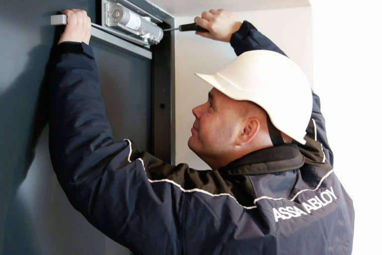 Las normativas de mantenimiento para las puertas automáticas industriales y peatonales, explicado por ASSA ABLOY