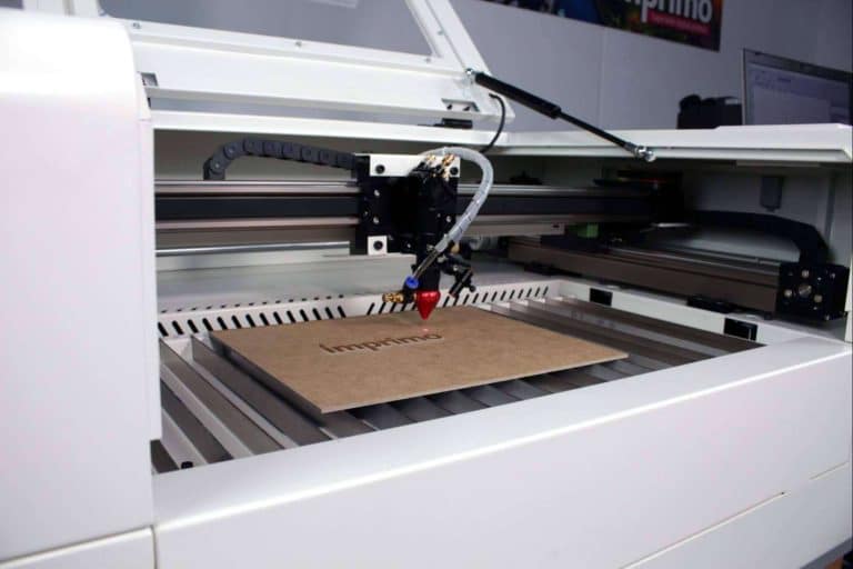 Imprimo Láser CO₂ corta y graba con alta precisión y detalle