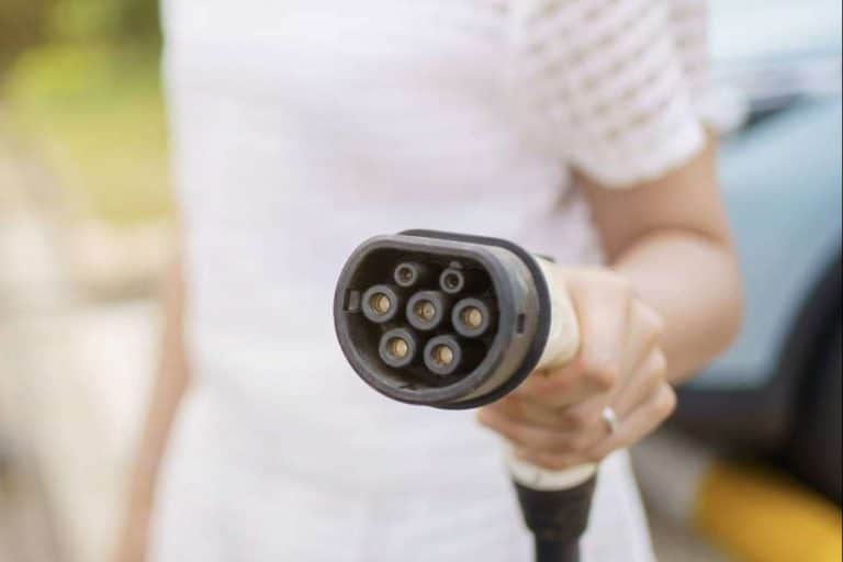¿Por qué los conductores de vehículos eléctricos escogen cargar en casa?, por ChargeGuru