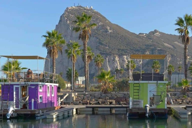 El puerto deportivo Alcaidesa Marina, el entorno de las casas flotantes de Boat Haus