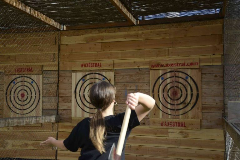 La propuesta de Axestral en Barcelona de juegos de lanzamiento de hachas