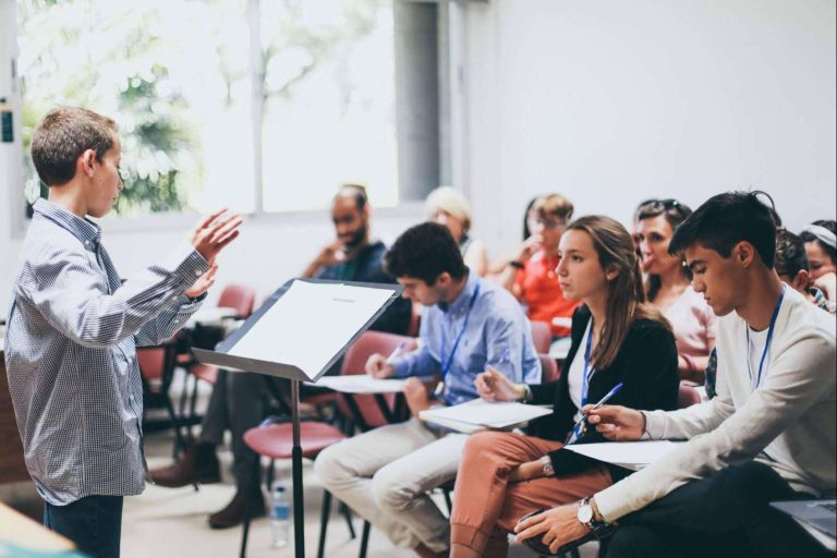 La plataforma que democratiza la enseñanza de la oratoria y el debate para los jóvenes, TRIVIUM