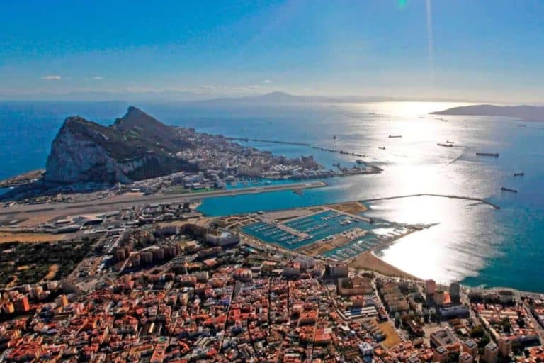 Conocer el municipio de La Línea de la Concepción alojándose en casas flotantes